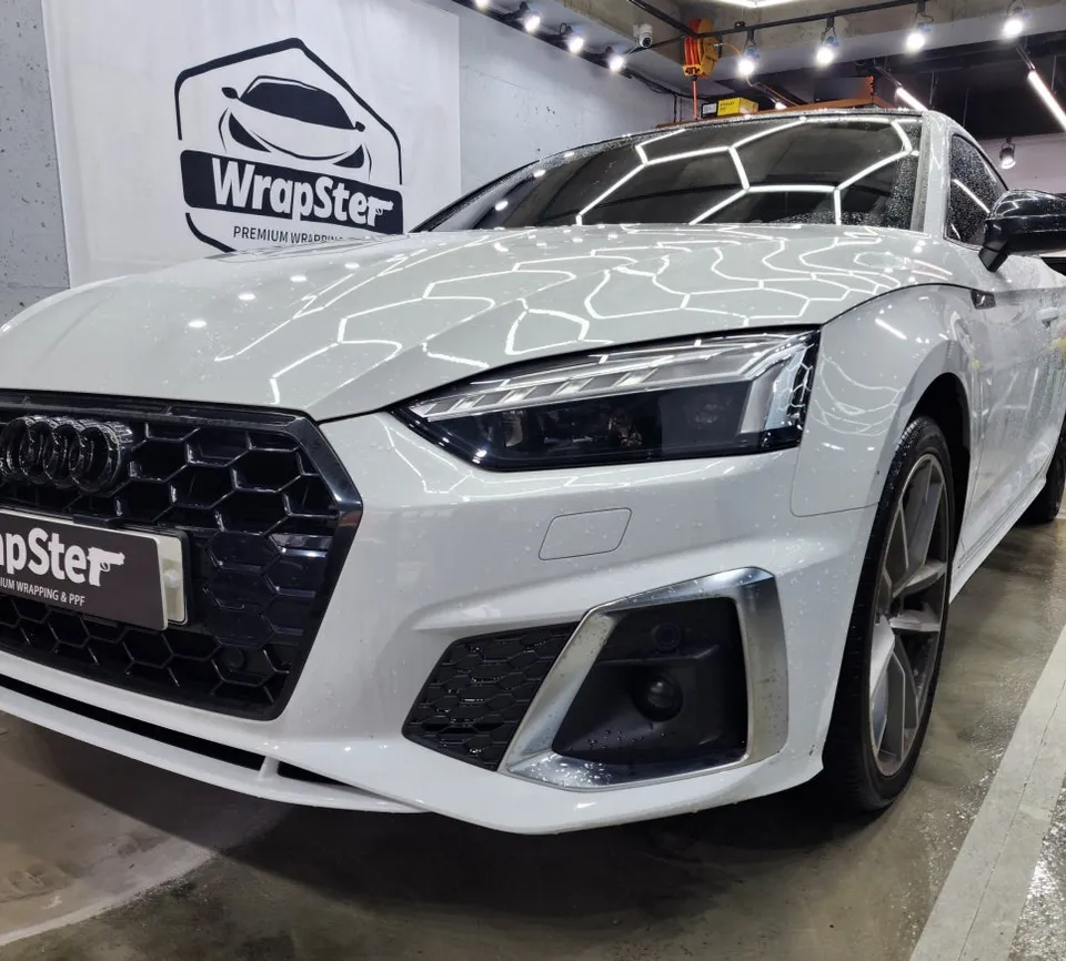 Audi RS5のカーラッピング事例|クローム部分のブラックアウト 施工写真 2-3
