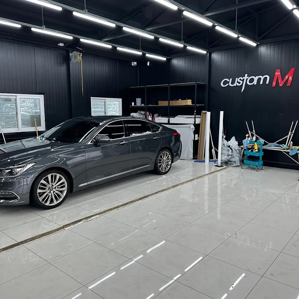 Genesis G80のカーラッピング事例｜高光沢ホワイトで高級感アップ 施工写真 2-1