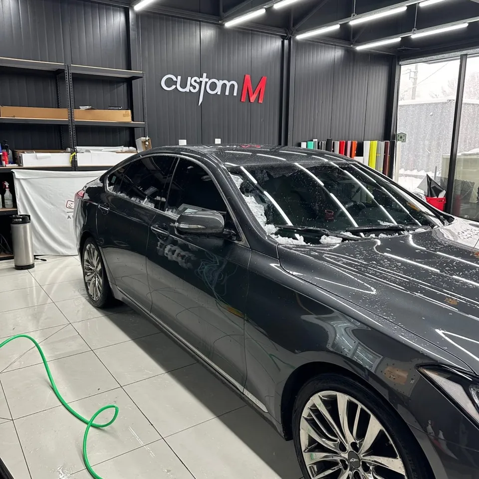 Genesis G80のカーラッピング事例｜高光沢ホワイトで高級感アップ 施工写真 3-1