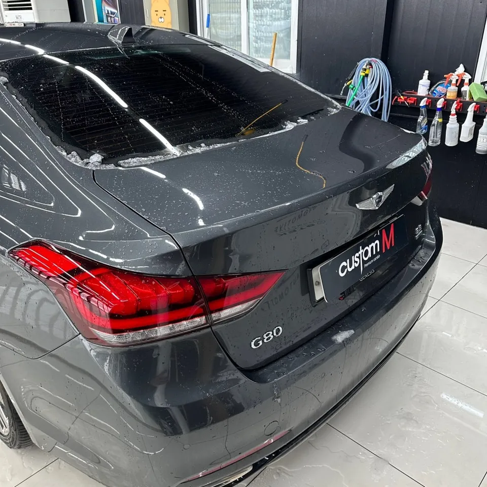 Genesis G80のカーラッピング事例｜高光沢ホワイトで高級感アップ 施工写真 1-2