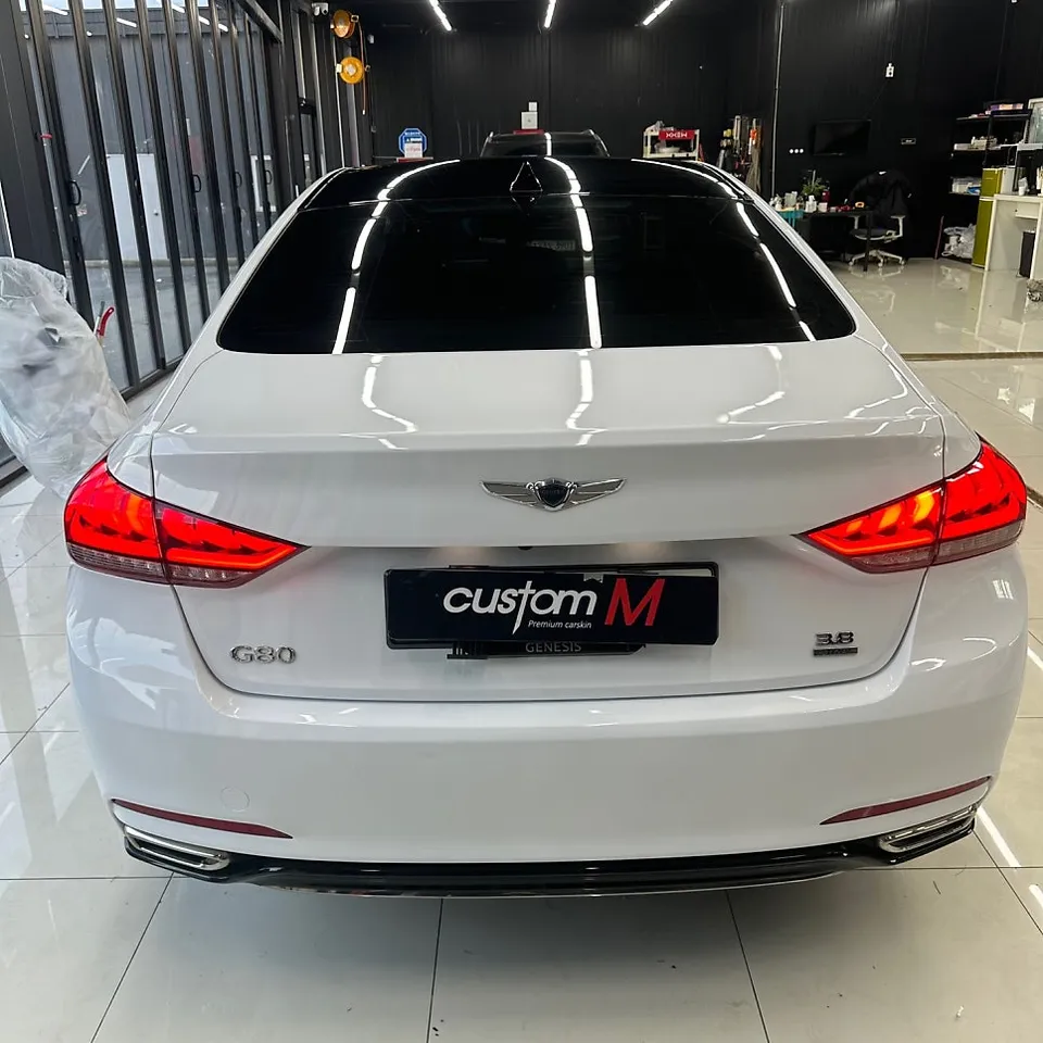 Genesis G80のカーラッピング事例｜高光沢ホワイトで高級感アップ 施工写真 1-3