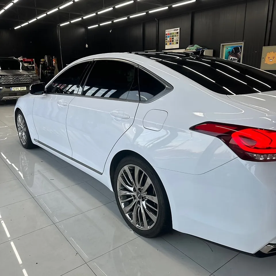 Genesis G80のカーラッピング事例｜高光沢ホワイトで高級感アップ 施工写真 2-3