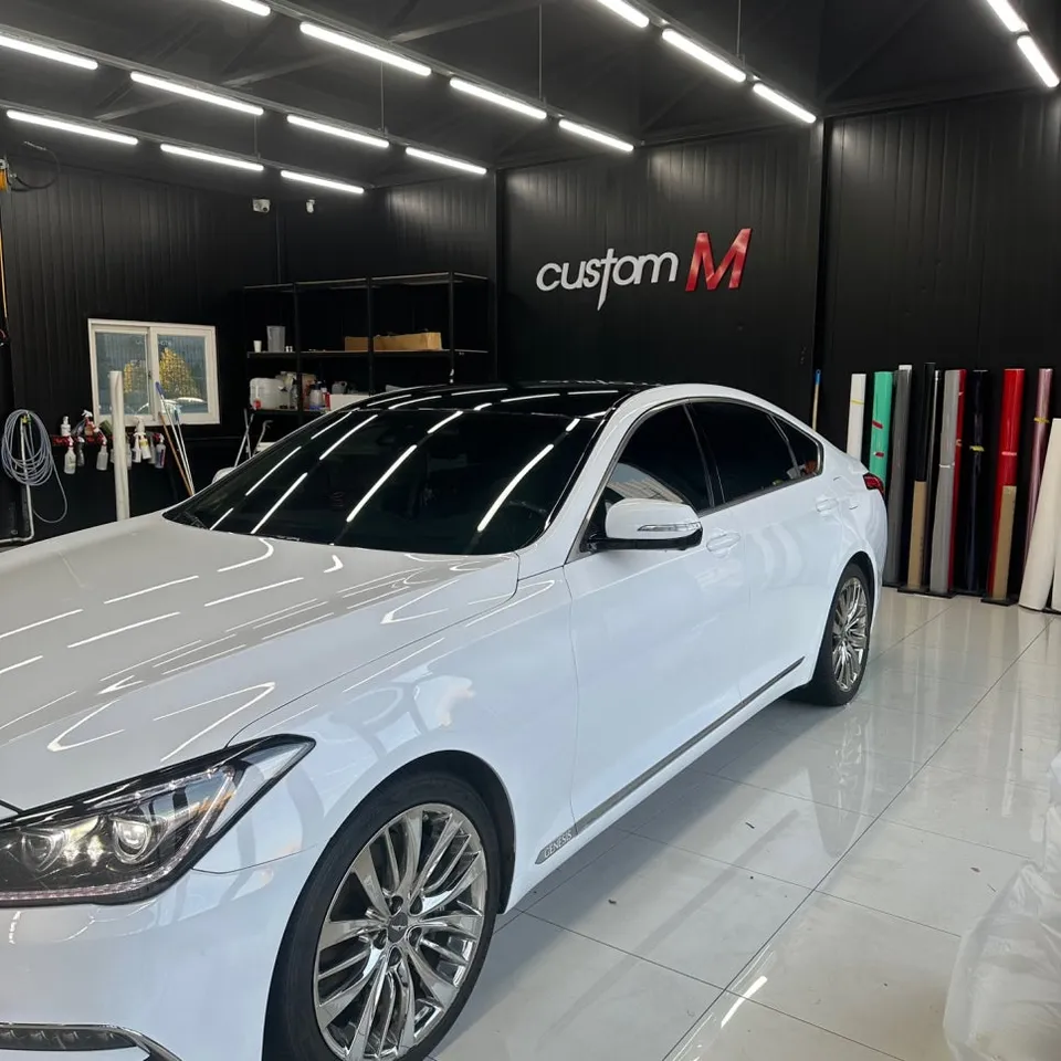 Genesis G80のカーラッピング事例｜高光沢ホワイトで高級感アップ 施工写真 3-3