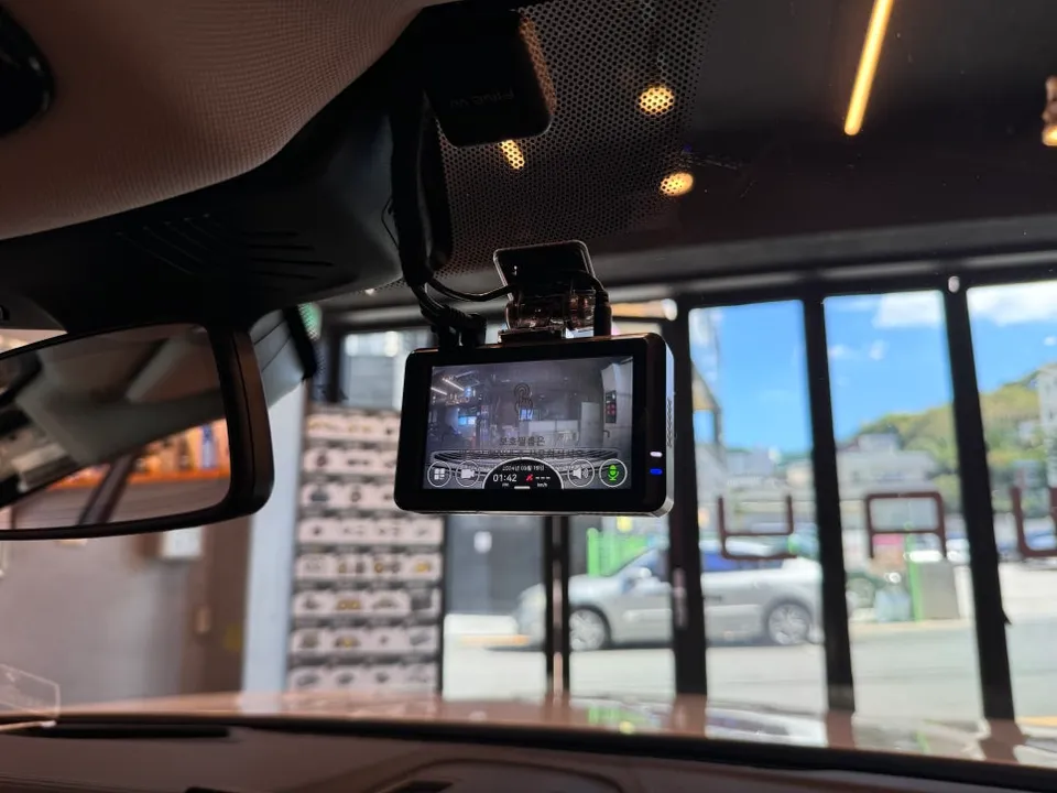 BMW 5 Series dash cam - BMW 5 Series Dash Cam Installation Review - Enhanced Parking Secu photo 6