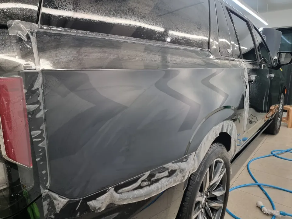 Cadillac Escalade PPF施工事例|光沢フィルムで高級感アップ 施工写真 3-3