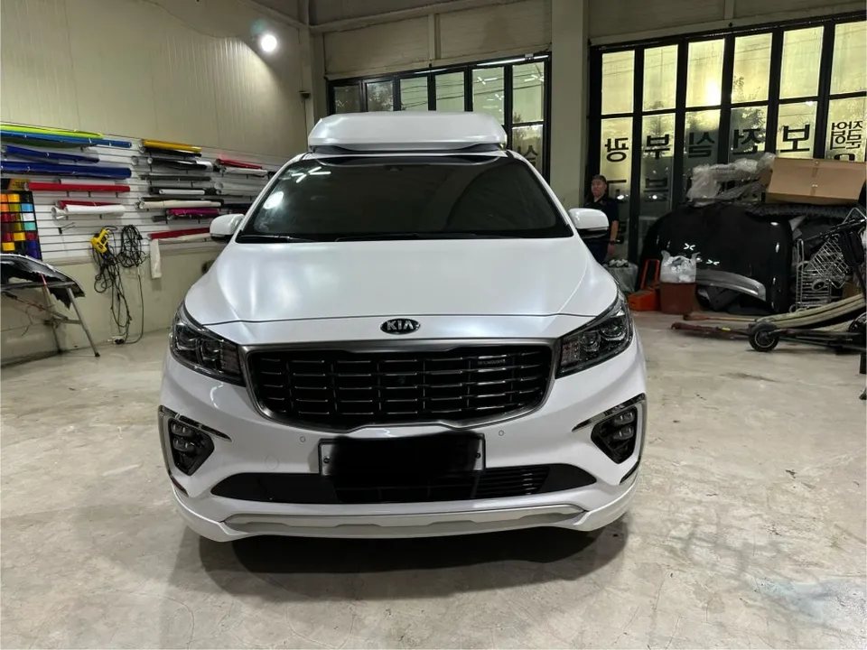 Kia Carnivalのカーラッピング事例｜韓国での施工 施工写真 3-1