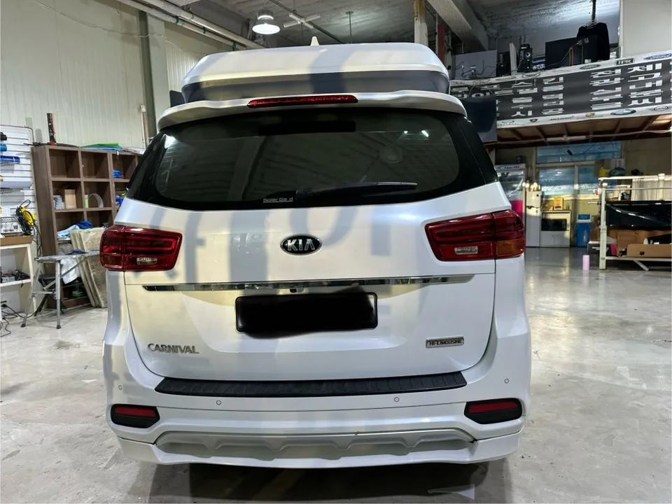 Kia Carnivalのカーラッピング事例｜韓国での施工 施工写真 1-2