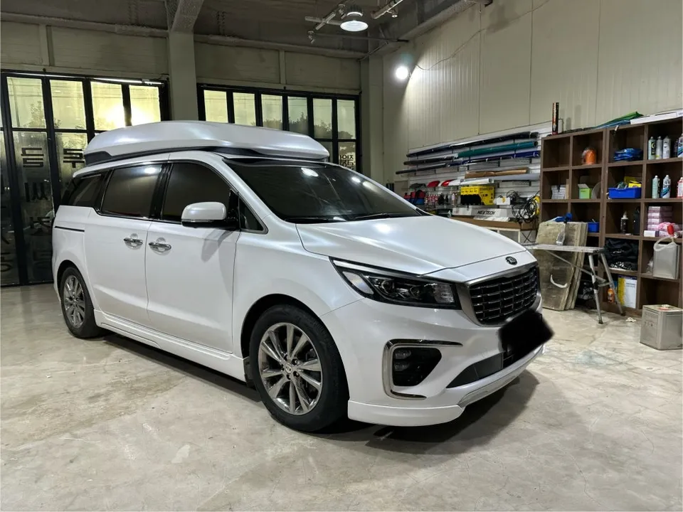 Kia Carnivalのカーラッピング事例｜韓国での施工 施工写真 3-2