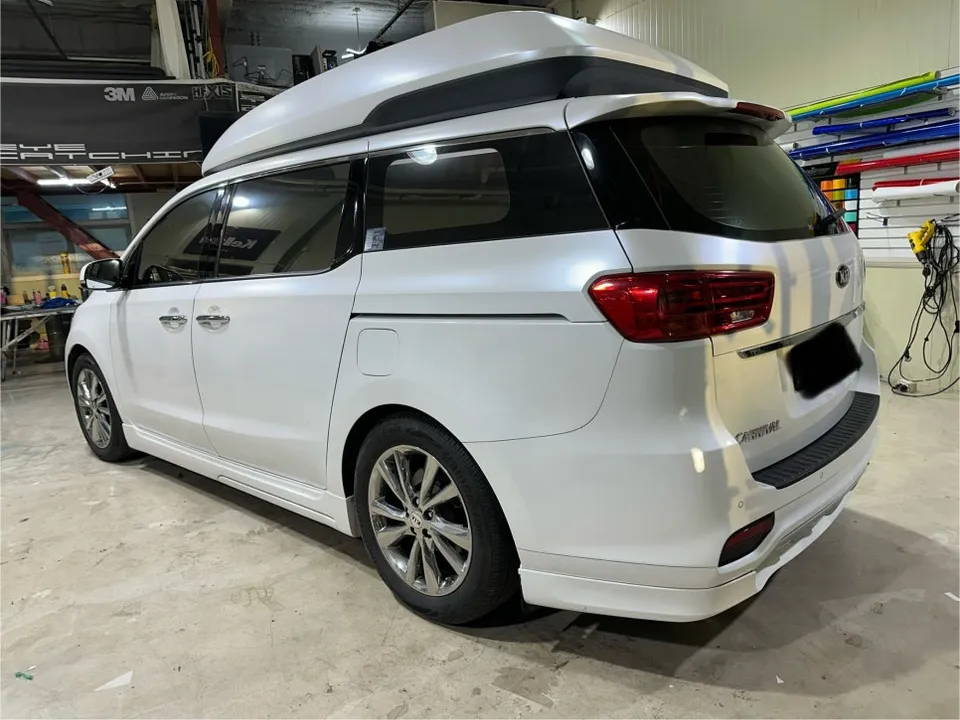 Kia Carnivalのカーラッピング事例｜韓国での施工 施工写真 2-3