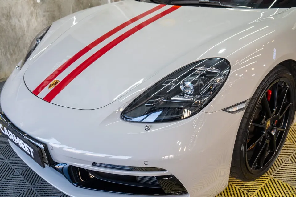 ポルシェ718のカーラッピング事例|バイパーラインで個性を演出 施工写真 2-3
