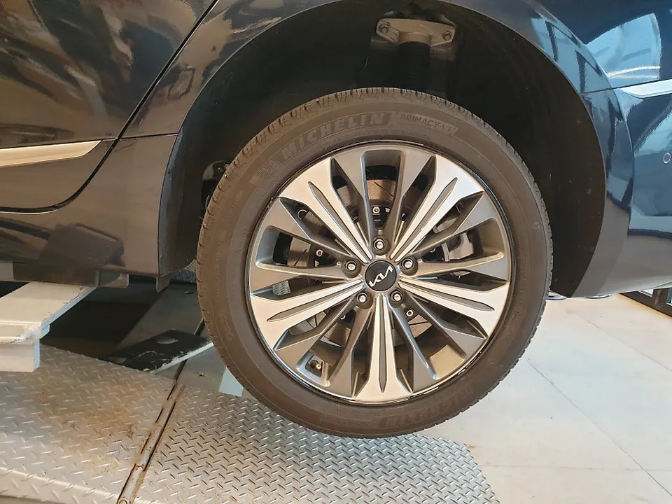 Kia K8のホイールリペア・塗装事例 施工写真 4-1