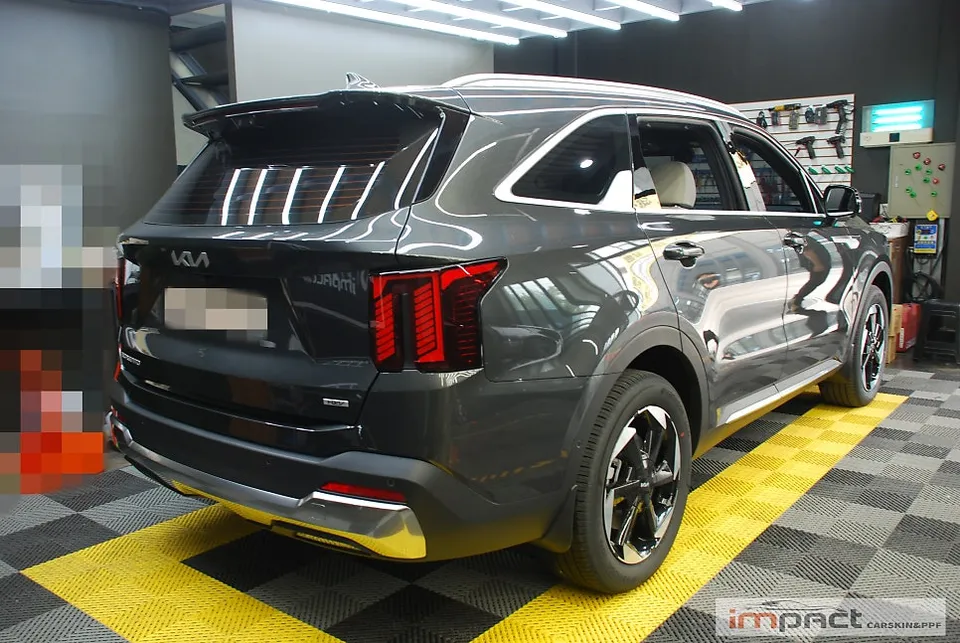 Kia Sorento MQ4のカーラッピング事例:クローム部分をブラック化 施工写真 2-1