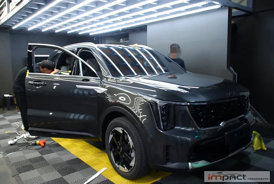 Kia Sorento MQ4のカーラッピング事例:クローム部分をブラック化 施工写真 3-1