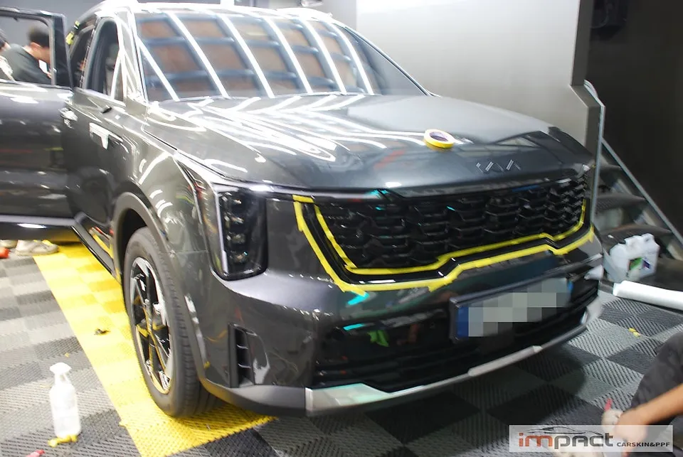 Kia Sorento MQ4のカーラッピング事例:クローム部分をブラック化 施工写真 2-3