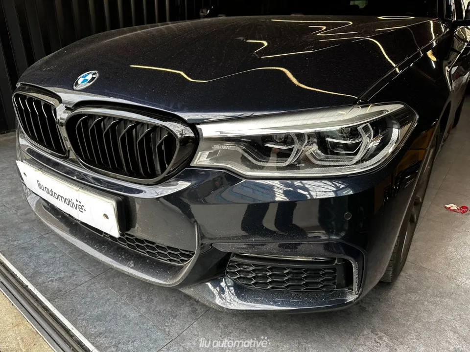BMW 5 Seriesのカーラッピング事例｜クローム除去とブラックアウト 施工写真 3-3