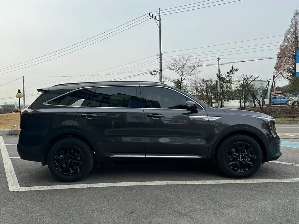Kia Sorento MQ4のカーラッピング事例|費用目安・仕上がり 施工写真 1-2