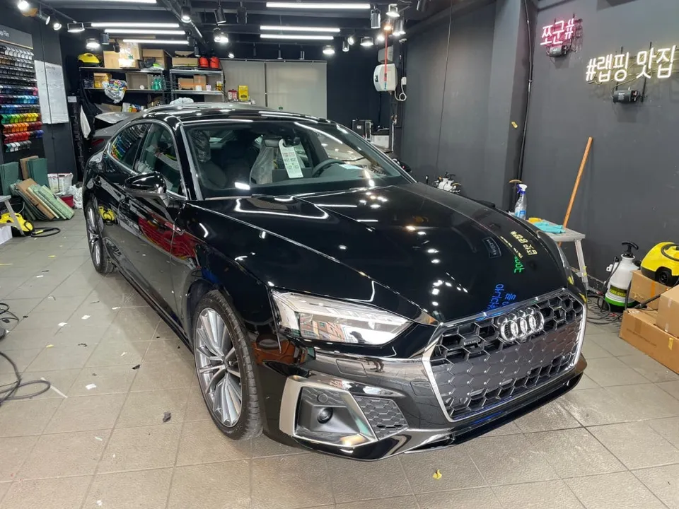 Audi A5のカーラッピング事例｜クロームパーツのブラックアウト 施工写真 2-1