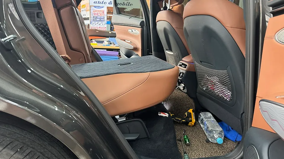 Genesis GV70 interior customization - Genesis GV70 2-Row Flattening Review — Enhanced Camping Comfort photo 3