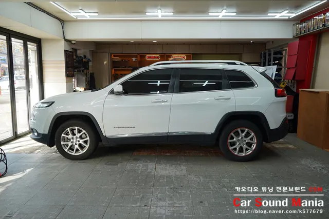 Jeep Cherokeeのドラレコ取付事例|韓国での実施工 施工写真 2-1