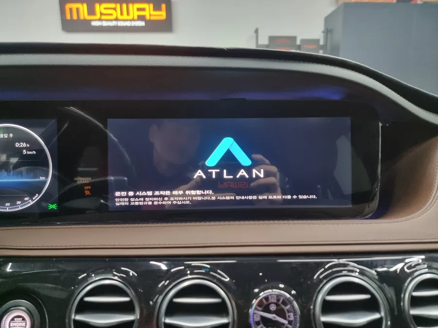 Mercedes-Benz S-Class W222のドラレコ取付事例|費用目安・仕上がり 施工写真 3-2