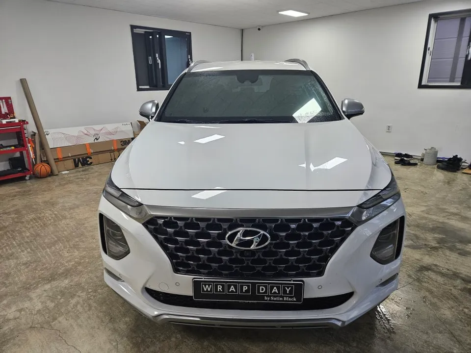 Hyundai Santa Feのカーラッピング事例｜費用目安・仕上がり 施工写真 2-3