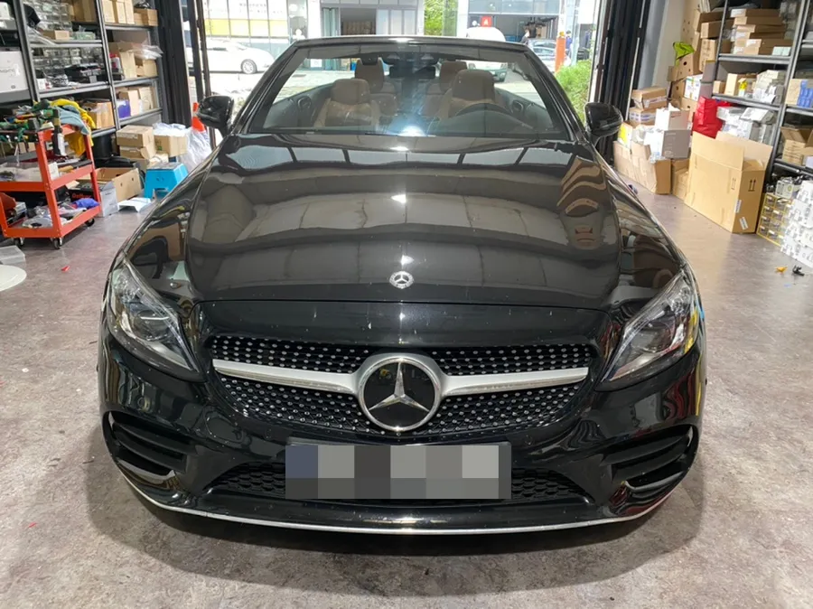 Mercedes-Benz C-Class Cabriolet ambient lighting installation result