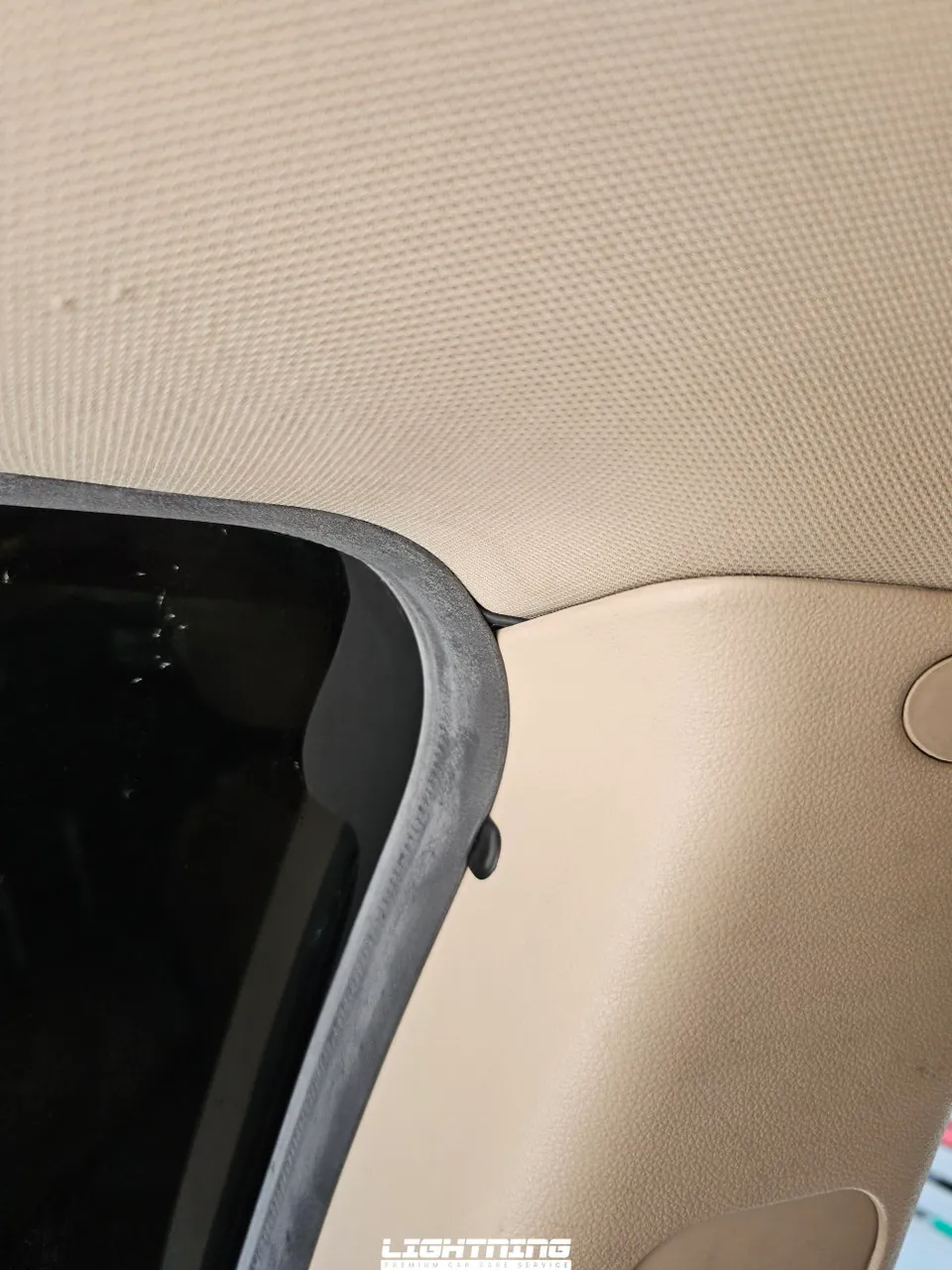 Kia Carnivalのドラレコ取付事例｜費用目安・仕上がり 施工写真 3-2
