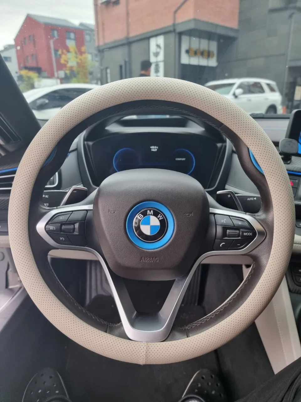BMW i8 steering wheel - BMW i8 Custom Steering Wheel Review - Enhanced Interior photo 3