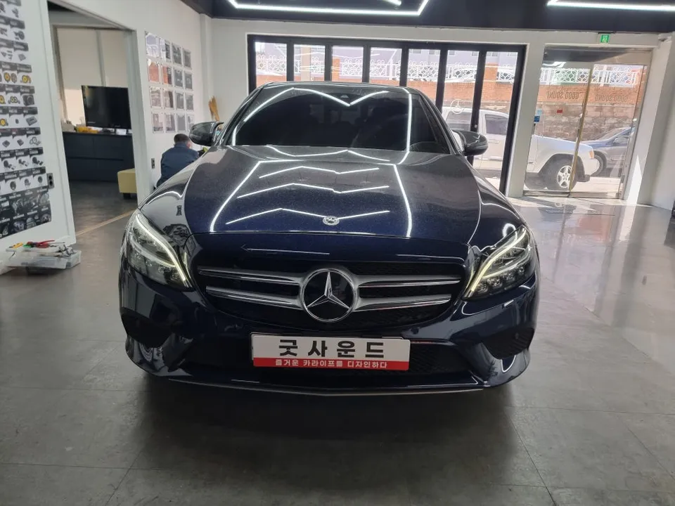 Mercedes-Benz C-Class dash cam installation result