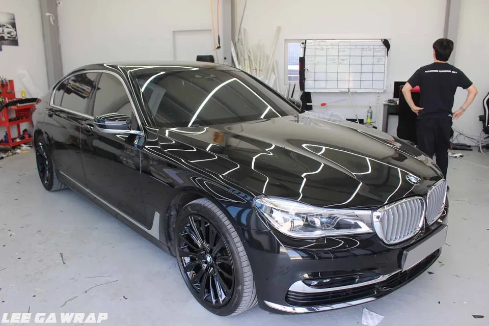BMW 7 Seriesのカーラッピング事例|クロームをブラック化 施工写真 2-1