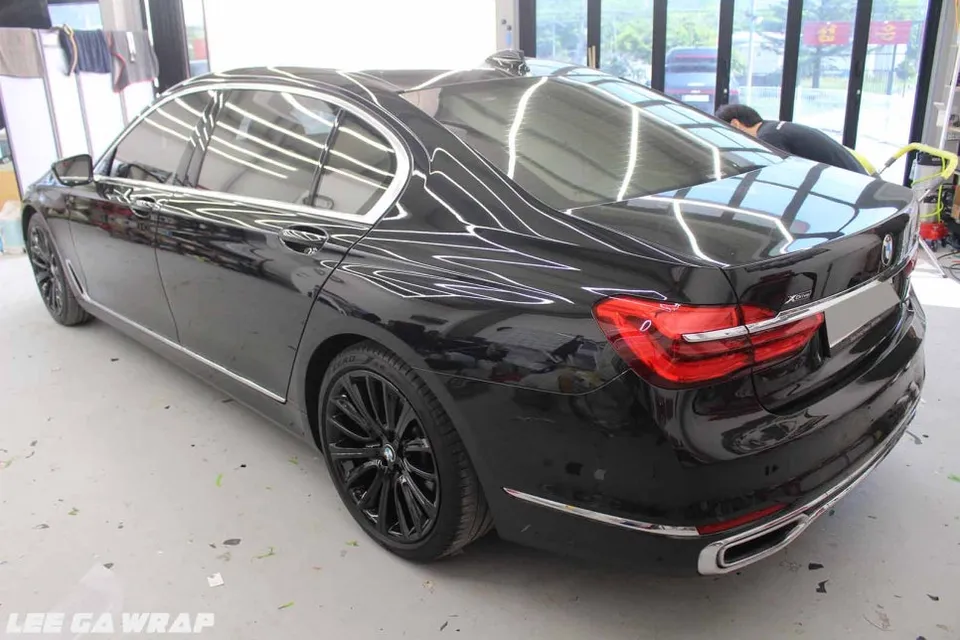 BMW 7 Seriesのカーラッピング事例|クロームをブラック化 施工写真 2-2