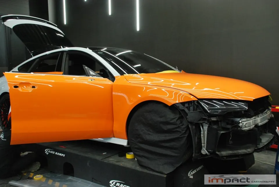 Audi RS7のカーラッピング事例|高光沢レッドオレンジの仕上がり 施工写真 1-2