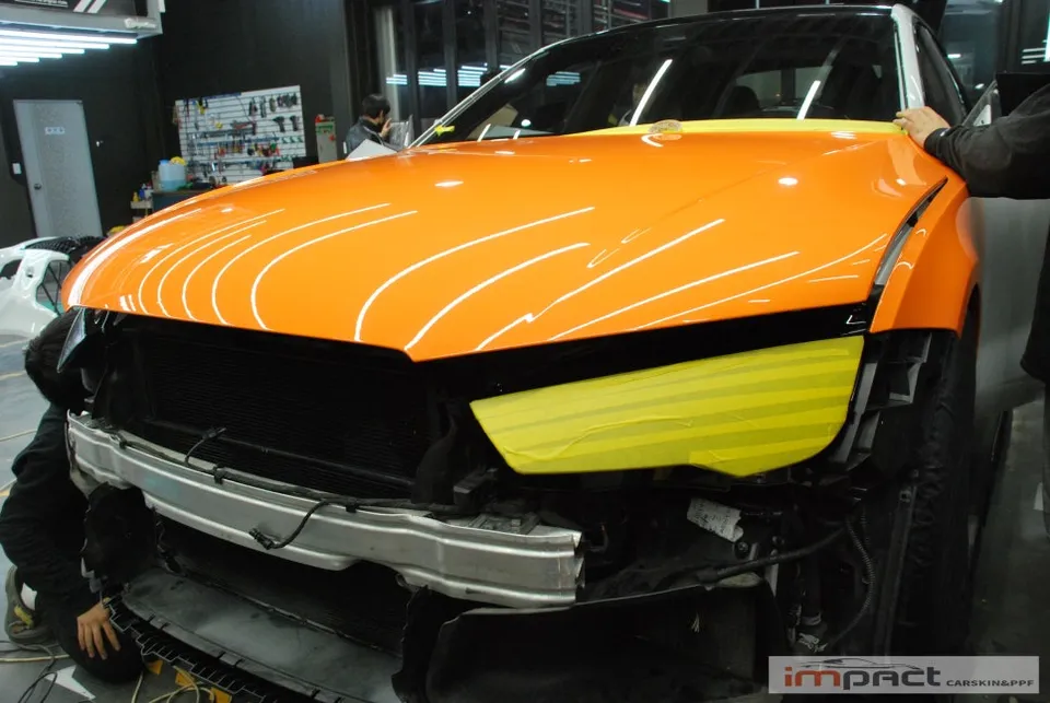 Audi RS7のカーラッピング事例|高光沢レッドオレンジの仕上がり 施工写真 2-2