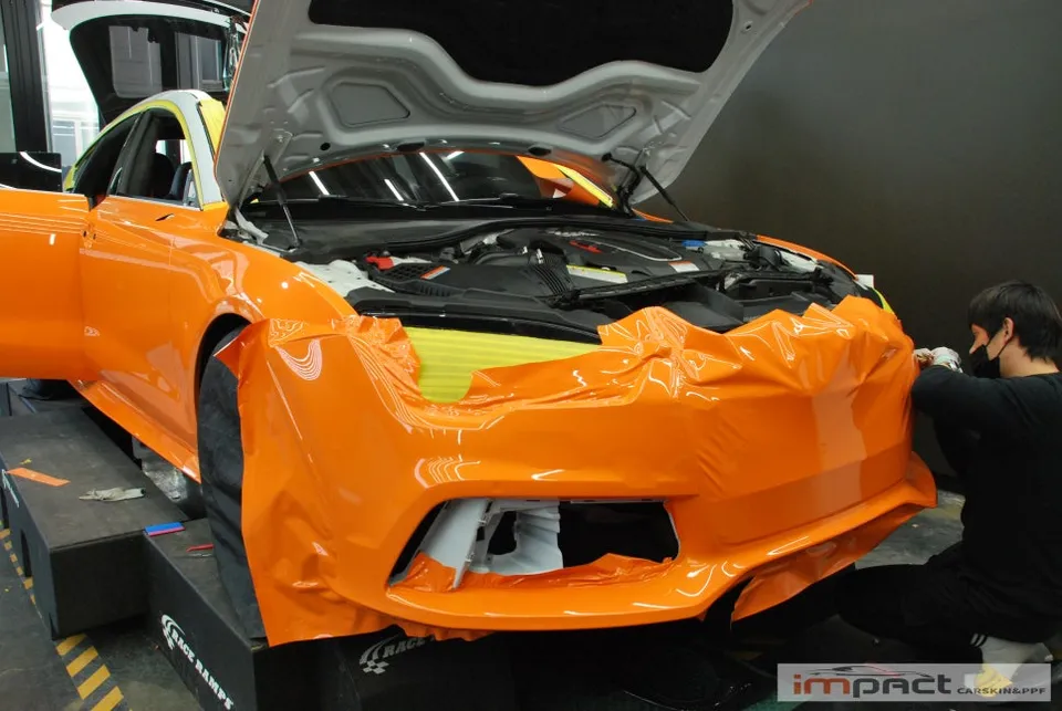 Audi RS7のカーラッピング事例|高光沢レッドオレンジの仕上がり 施工写真 3-2