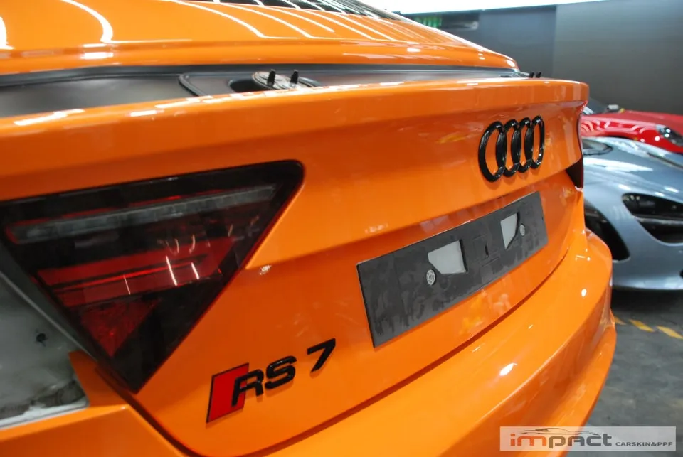 Audi RS7のカーラッピング事例|高光沢レッドオレンジの仕上がり 施工写真 2-3