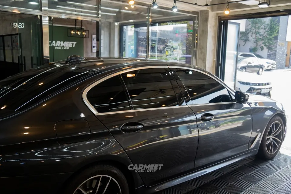 BMW 5 Series G30 カーラッピング事例:クローム除去で洗練された印象に 施工写真 3-1