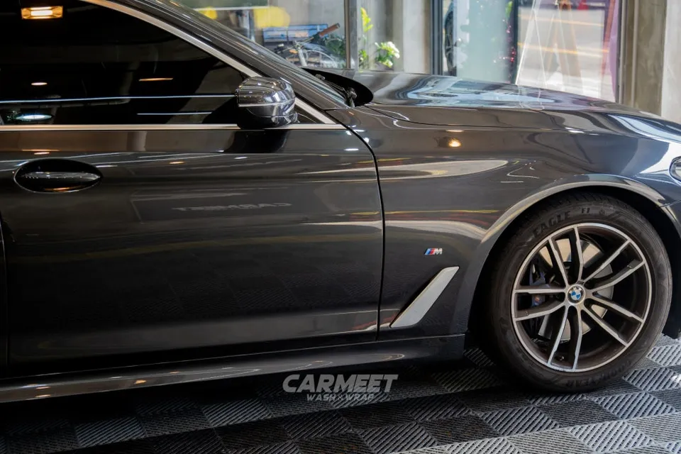 BMW 5 Series G30 カーラッピング事例:クローム除去で洗練された印象に 施工写真 1-2