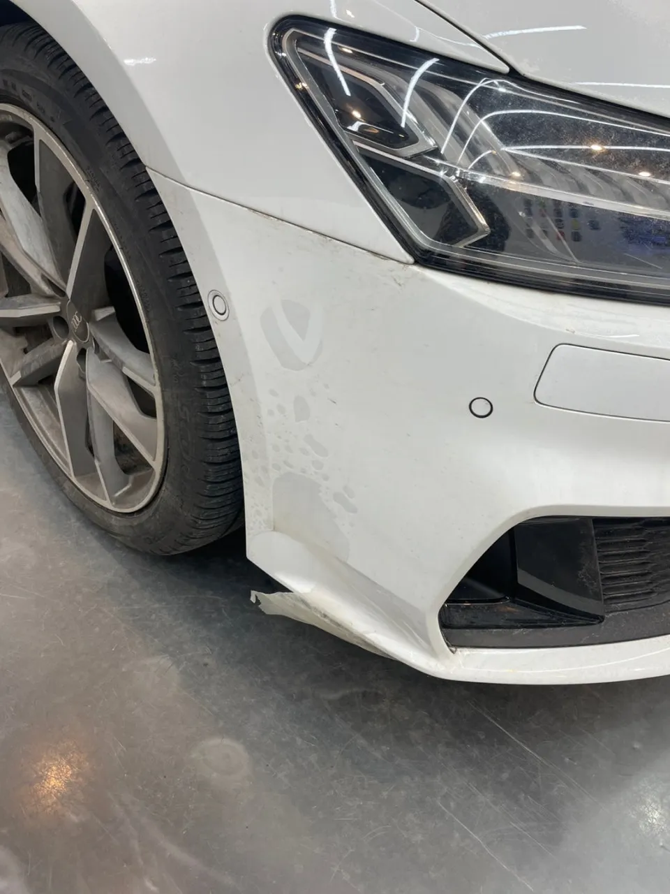 Audi A7 PPF施工事例：事故後の再施工と保護効果 施工写真 2-1