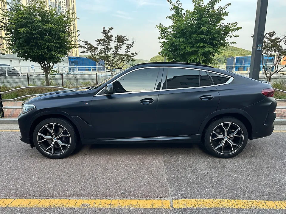 BMW X6のカーラッピング事例｜無光沢から高光沢ブラックへ 施工写真 2-1