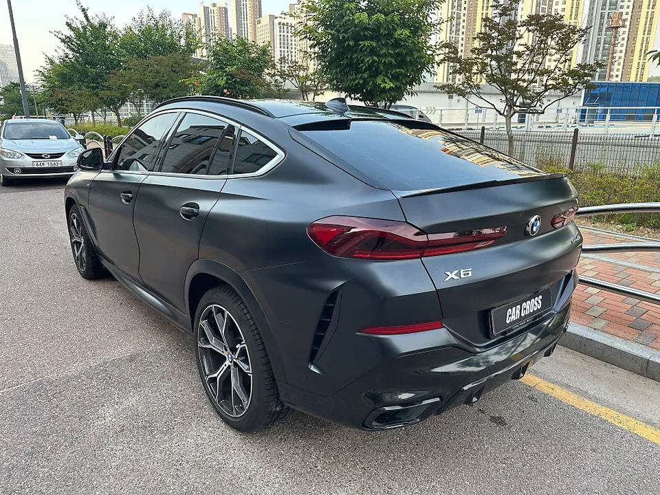 BMW X6のカーラッピング事例｜無光沢から高光沢ブラックへ 施工写真 3-1