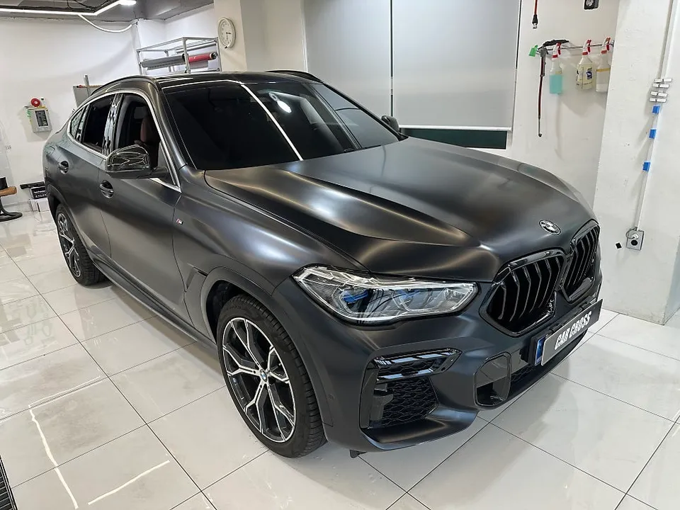 BMW X6のカーラッピング事例｜無光沢から高光沢ブラックへ 施工写真 1-2