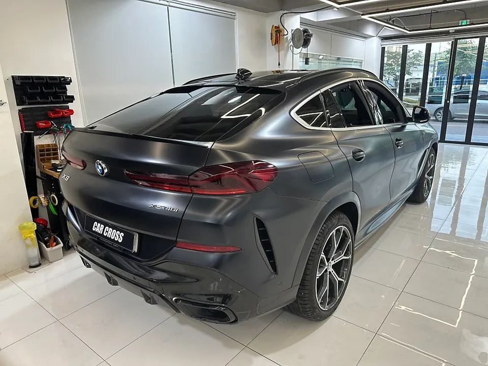 BMW X6のカーラッピング事例｜無光沢から高光沢ブラックへ 施工写真 2-2