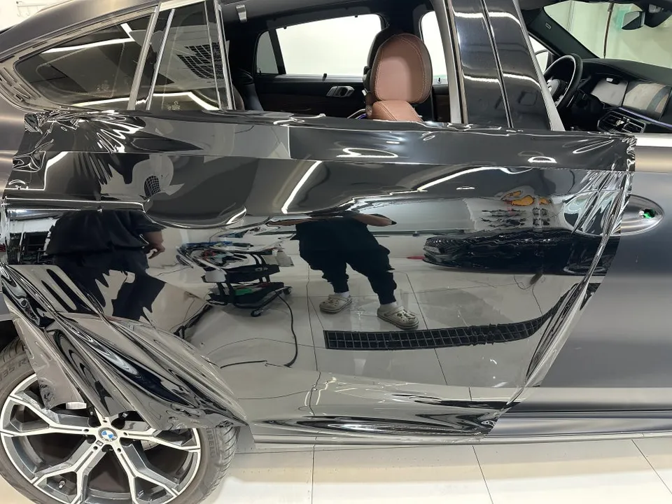 BMW X6のカーラッピング事例｜無光沢から高光沢ブラックへ 施工写真 2-3
