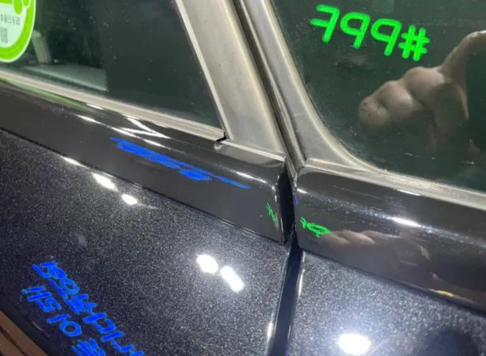 Mercedes-Benz GLE vinyl wrap - Mercedes-Benz GLE Vinyl Wrap Review - Chrome Delete Cost photo 5