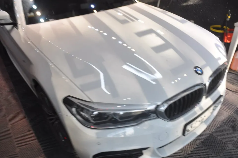BMW 3 Seriesのガラスコーティング事例|費用目安・仕上がり 施工写真 1-2