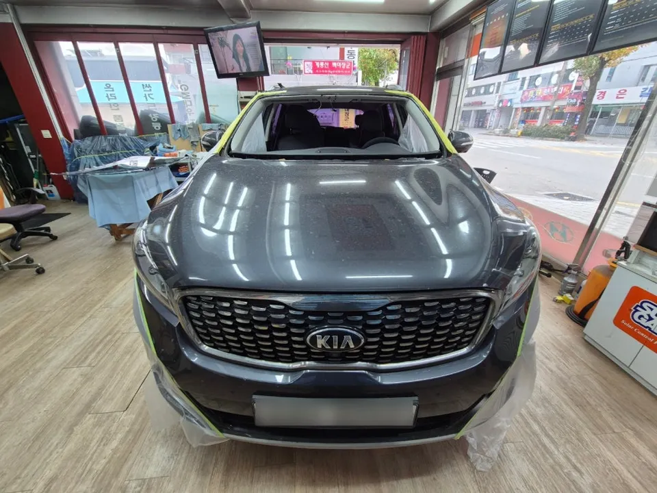 Kia Sorentoのカーフィルム施工事例｜費用目安と仕上がり 施工写真 1-3