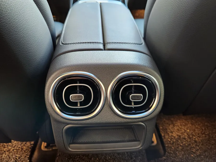 Mercedes-Benz C-Class ambient lighting - Mercedes-Benz C-Class Ambient Lighting Review photo 4