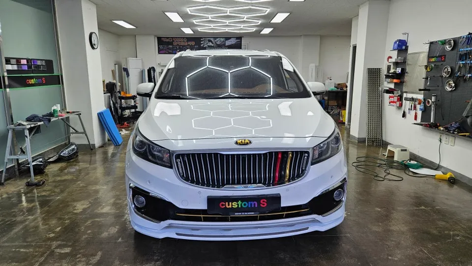 Kia Carnival KA4 ambient lighting installation result