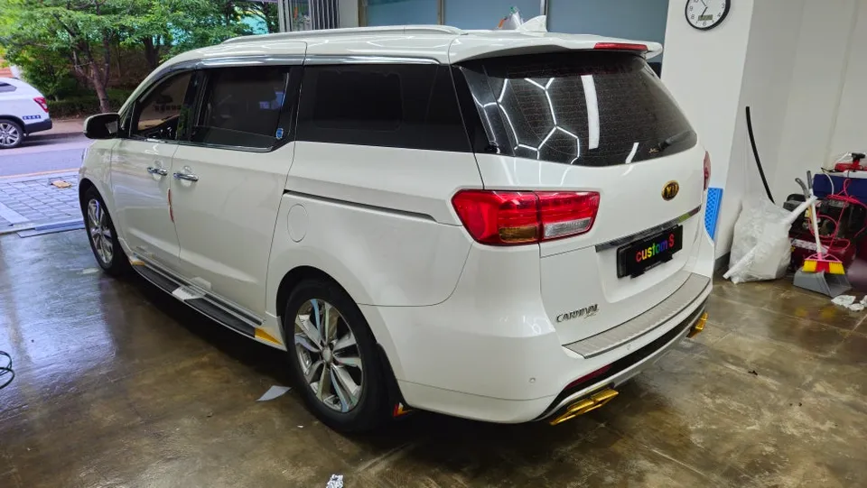 Kia Carnival KA4 ambient lighting - Kia Carnival KA4 Ambient Lighting Review: Mood & Cost photo 3