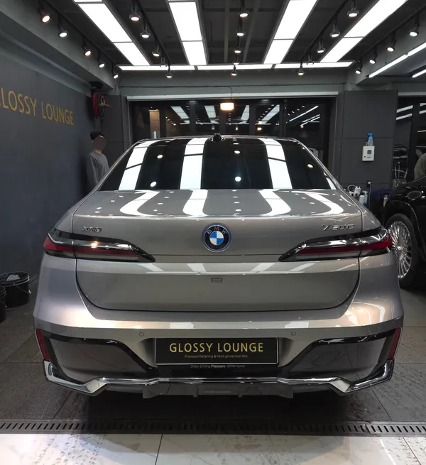 BMW 7 Seriesのカーラッピング事例|費用目安・仕上がり 施工写真 2-1